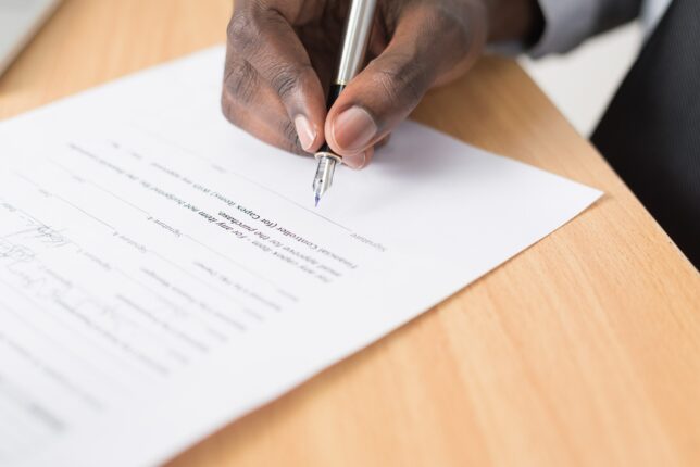 Signature documents chez  Yves Roland Dekoi Notaires de Nanterre 92000, FRANCE
